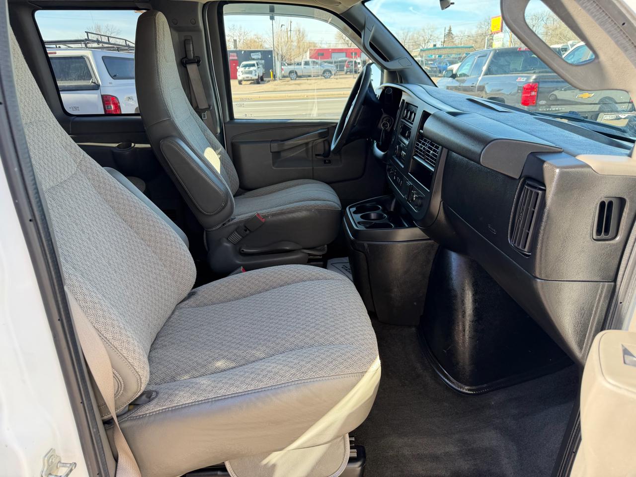 Chevrolet Express Passenger RWD 3500 155" LT w/1LT 2017