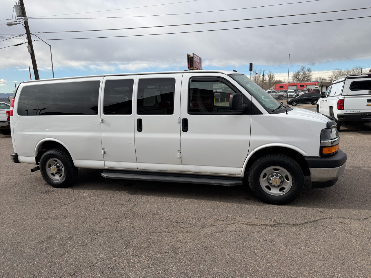 2017 Chevrolet Express Passenger RWD 3500 155" LT w/1LT