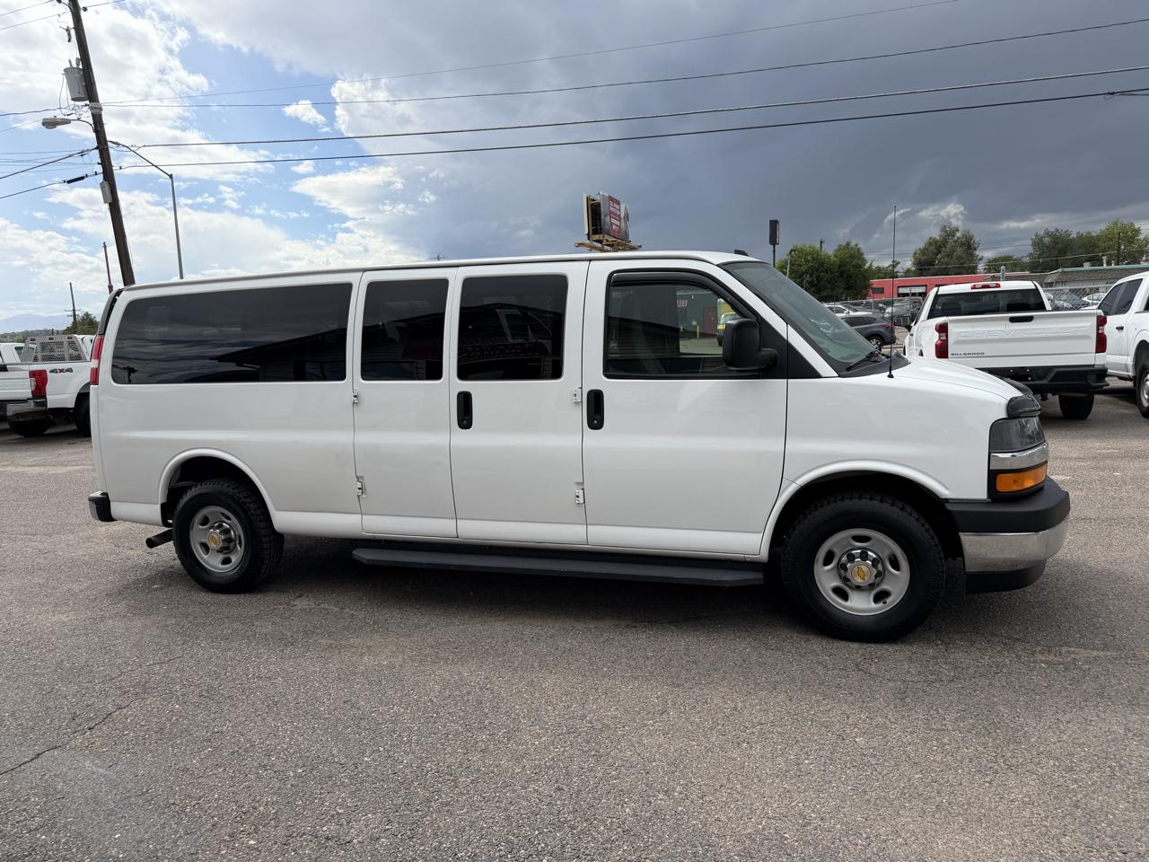 2017 Chevrolet Express Passenger RWD 3500 155" LT w/1LT