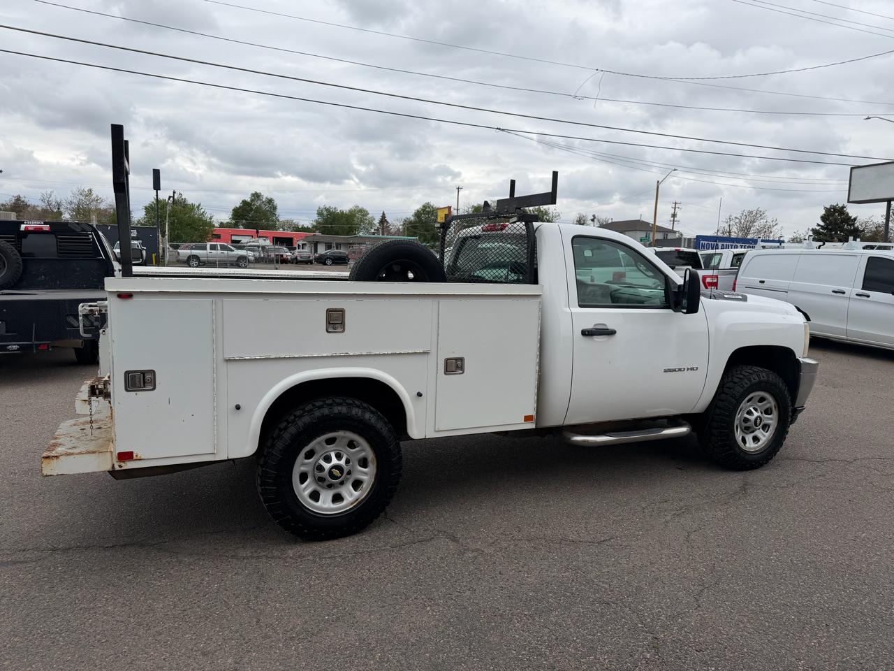 Chevrolet Silverado 2500HD 4WD Reg Cab 133.7" Work Truck 2011