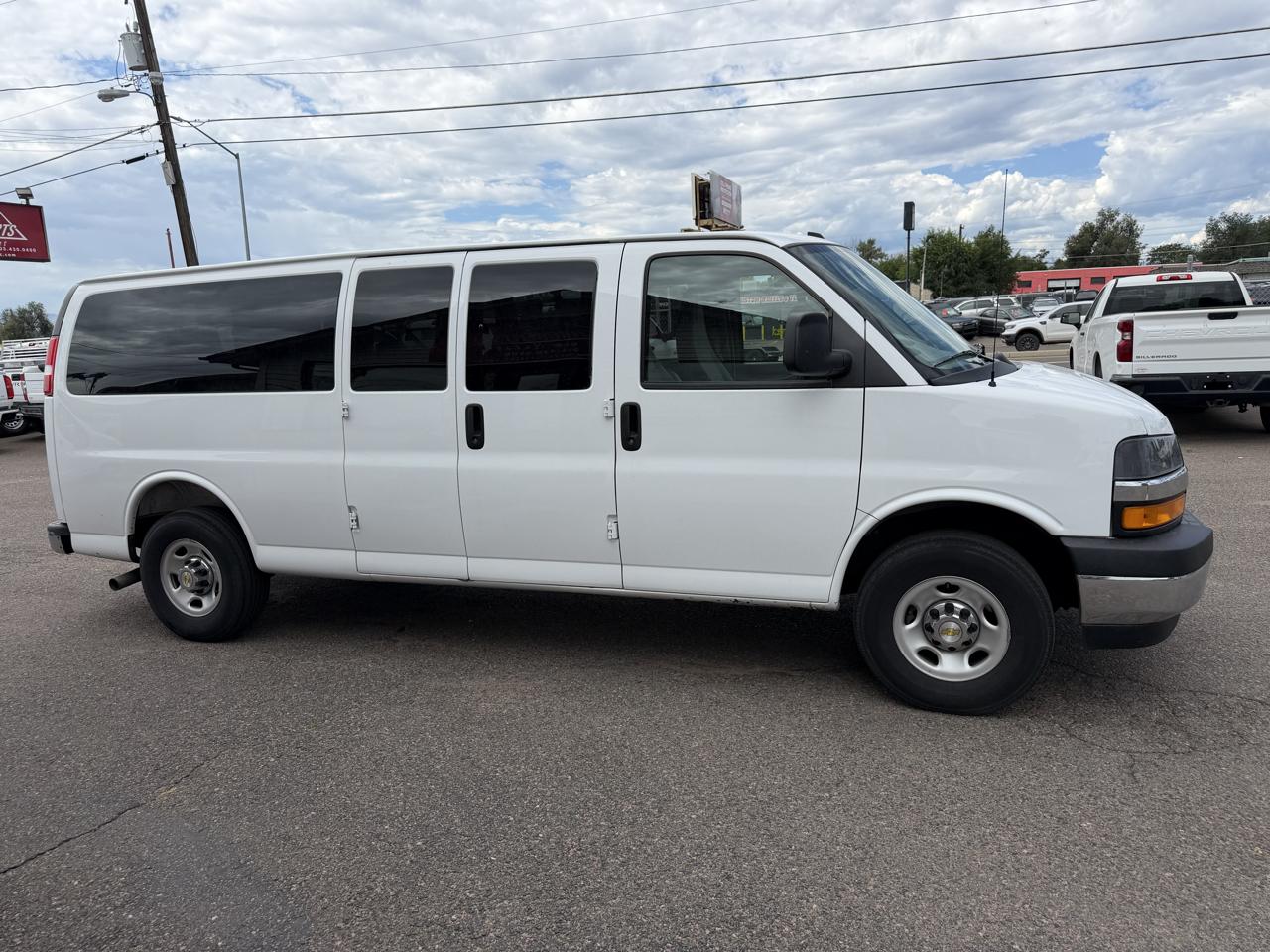 2025 Chevrolet Express Passenger RWD 3500 155" LT