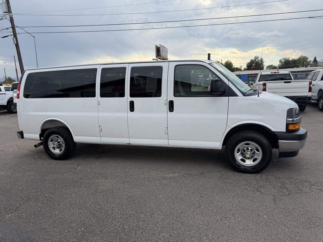 2025 Chevrolet Express Passenger RWD 3500 155" LT