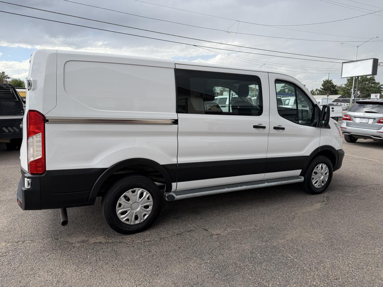 Ford Transit photo 10