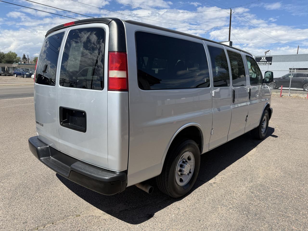 Chevrolet Express photo 9