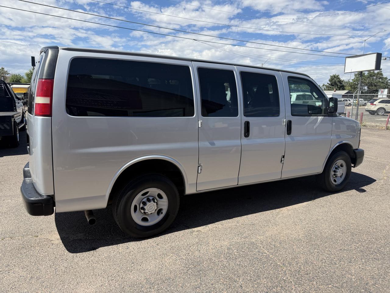 Chevrolet Express photo 10