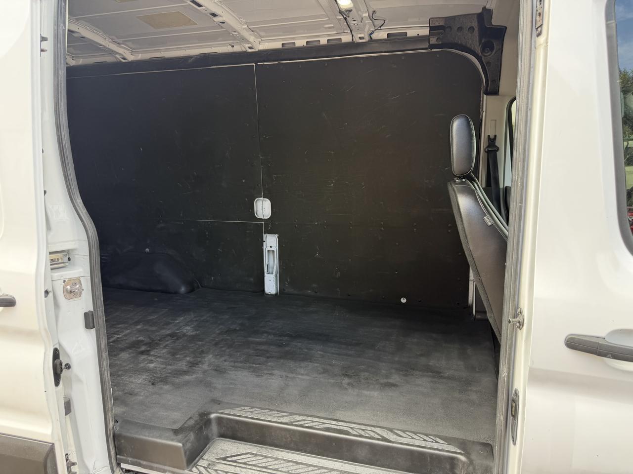 Ford Transit photo 29