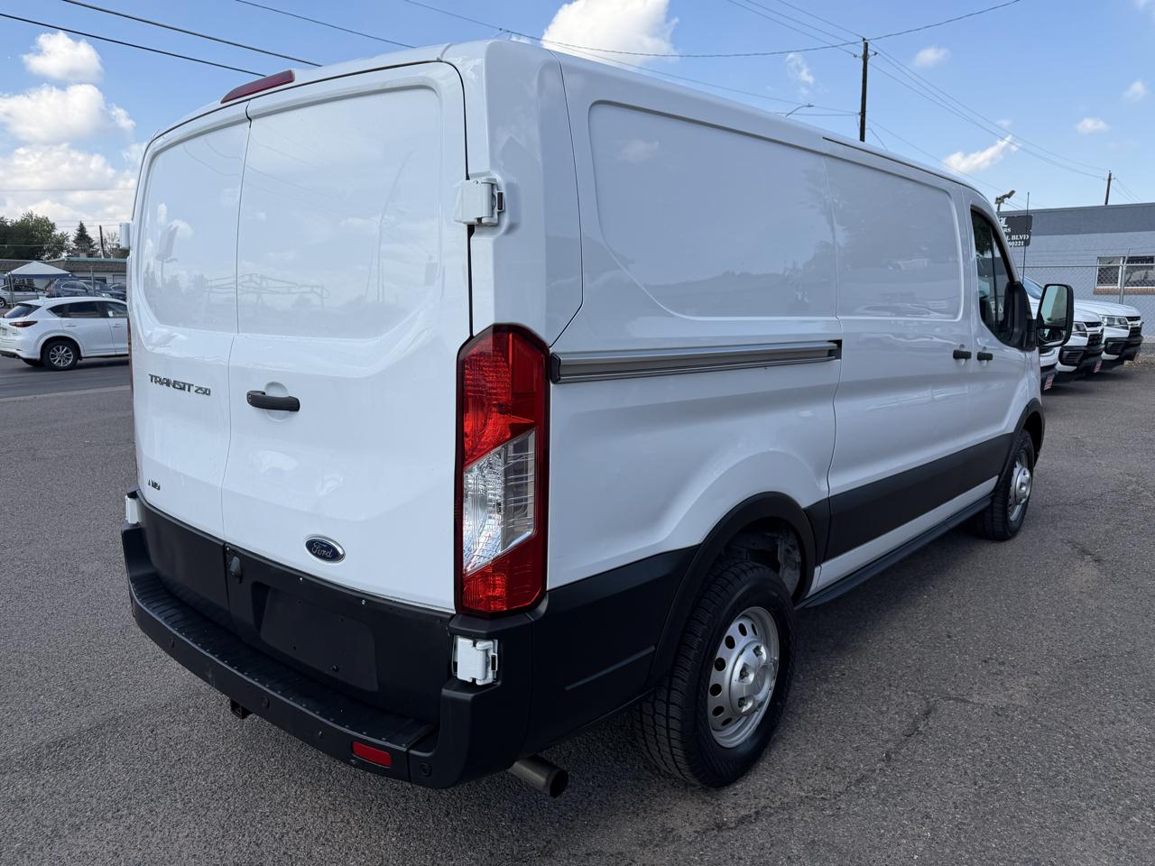Ford Transit photo 9