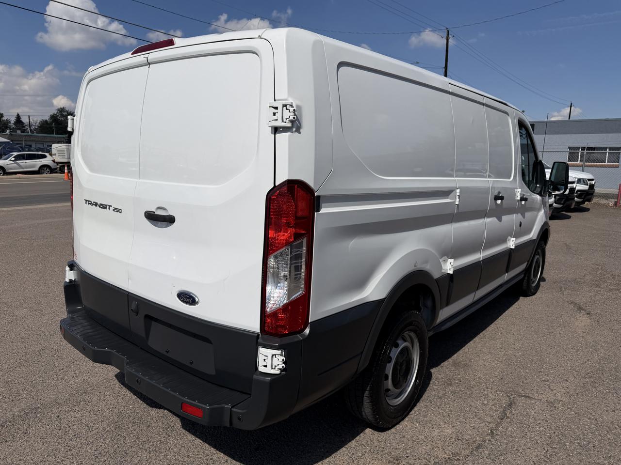 Ford Transit photo 9