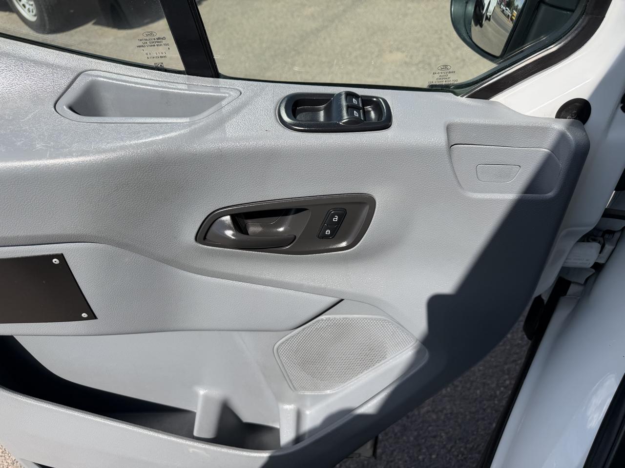 Ford Transit photo 13