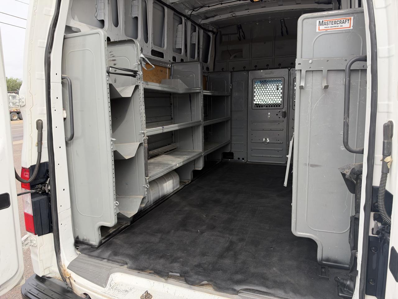 Nissan NV photo 28