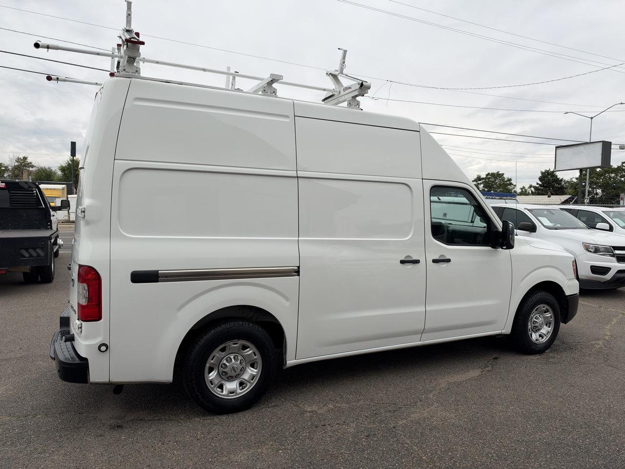Nissan NV photo 11