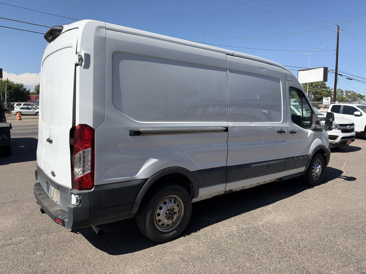 Ford Transit photo 4