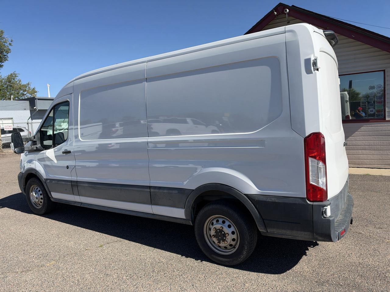 Ford Transit photo 3