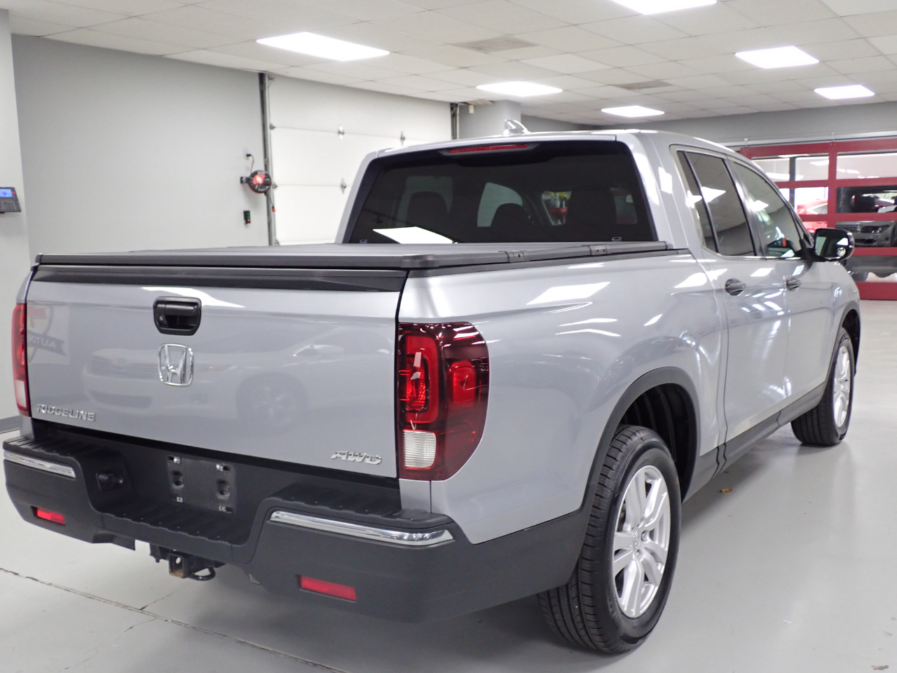 2017 Honda Ridgeline RT photo 2