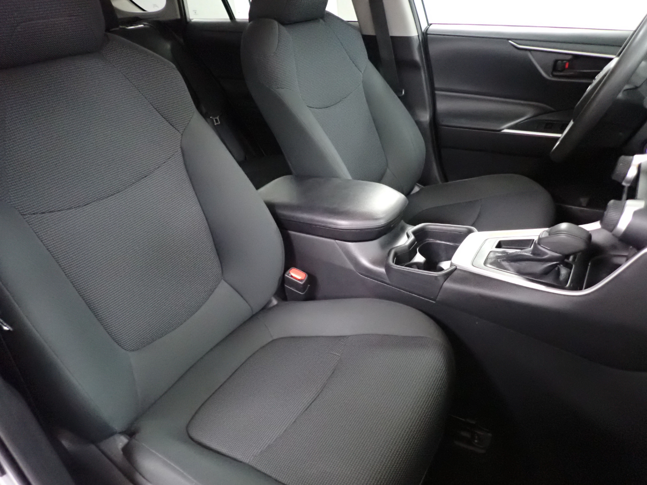2019 Toyota RAV4 LE photo 3