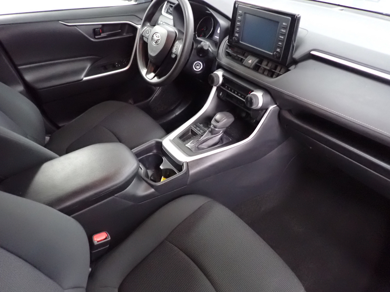 2019 Toyota RAV4 LE photo 4