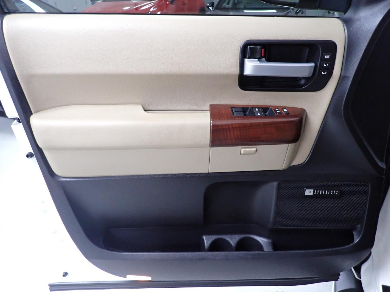 Toyota Sequoia Plantium 4WD FFV 2017