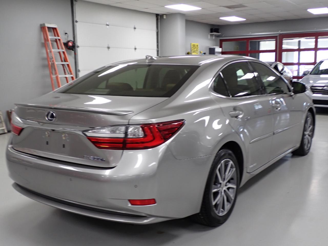 Lexus ES 300h Luxury 2016