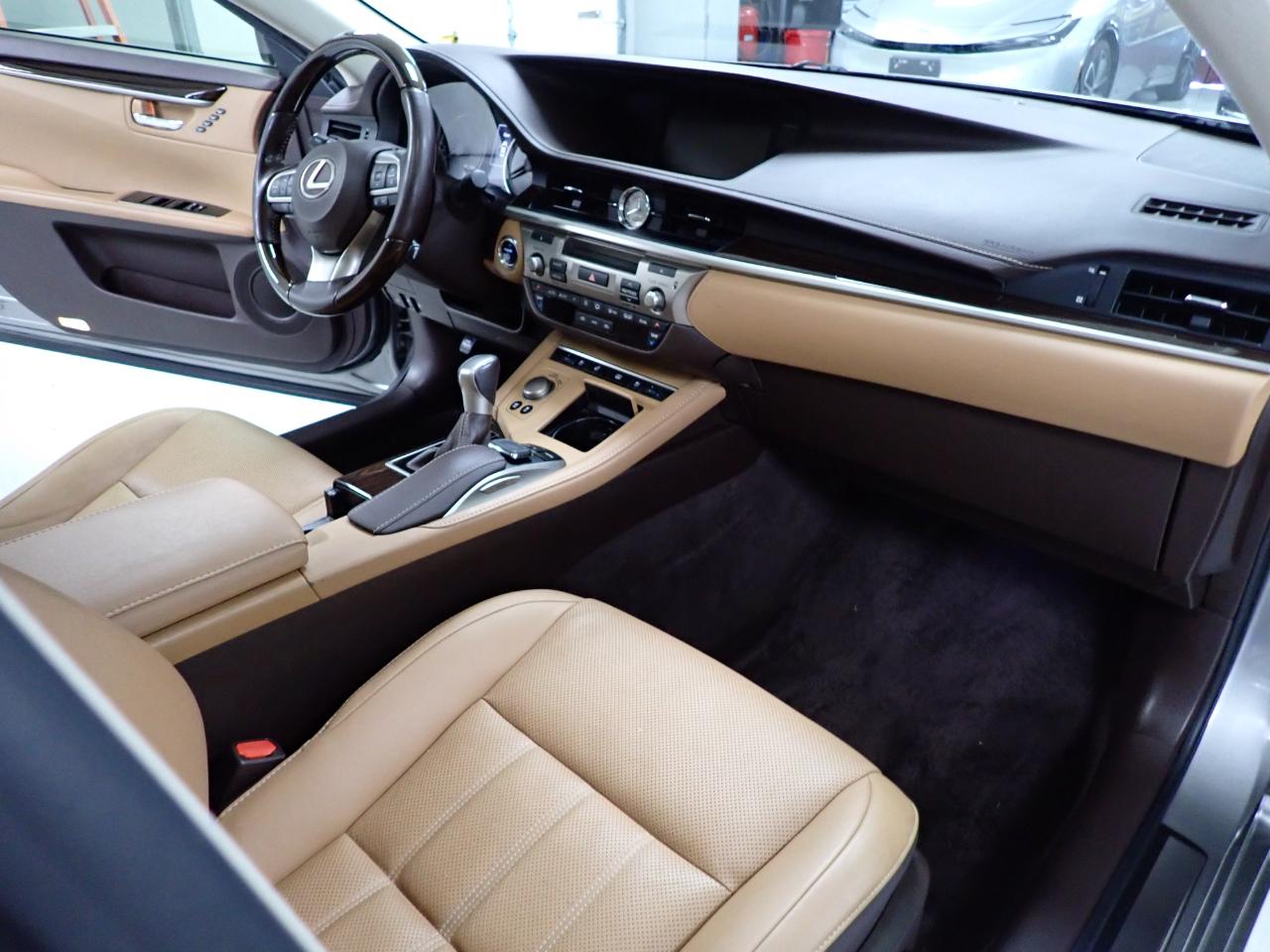 Lexus ES 300h Luxury 2016
