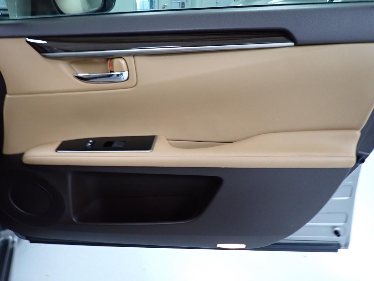 Lexus ES 300h Luxury 2016
