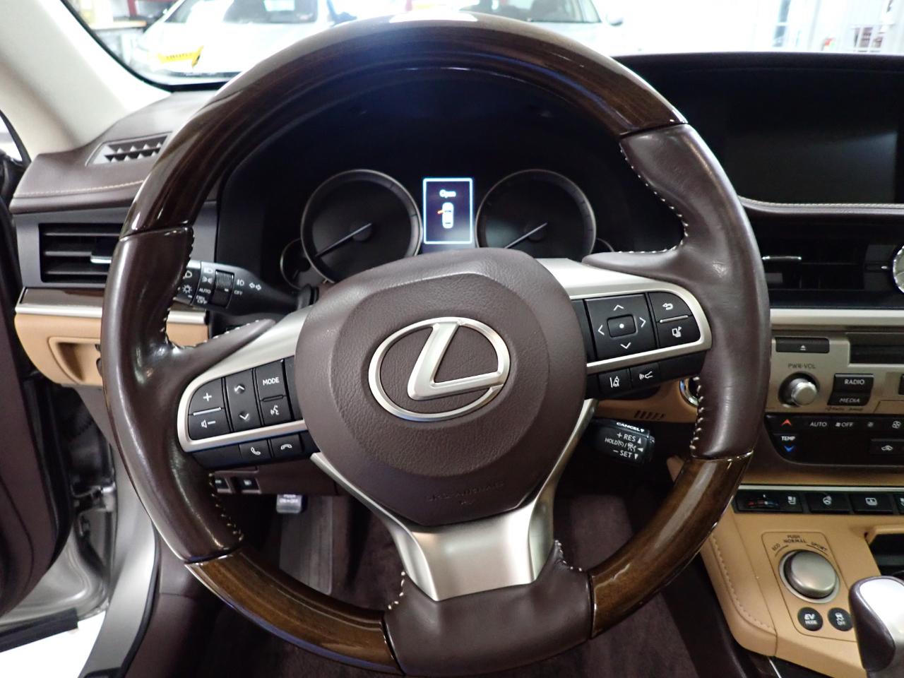 Lexus ES 300h Luxury 2016