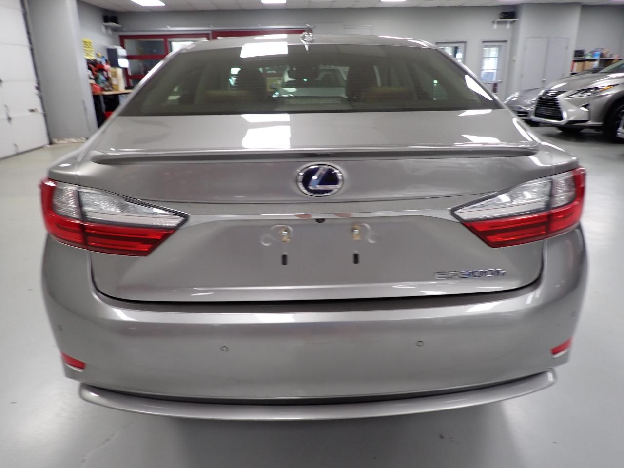 Lexus ES 300h Luxury 2016