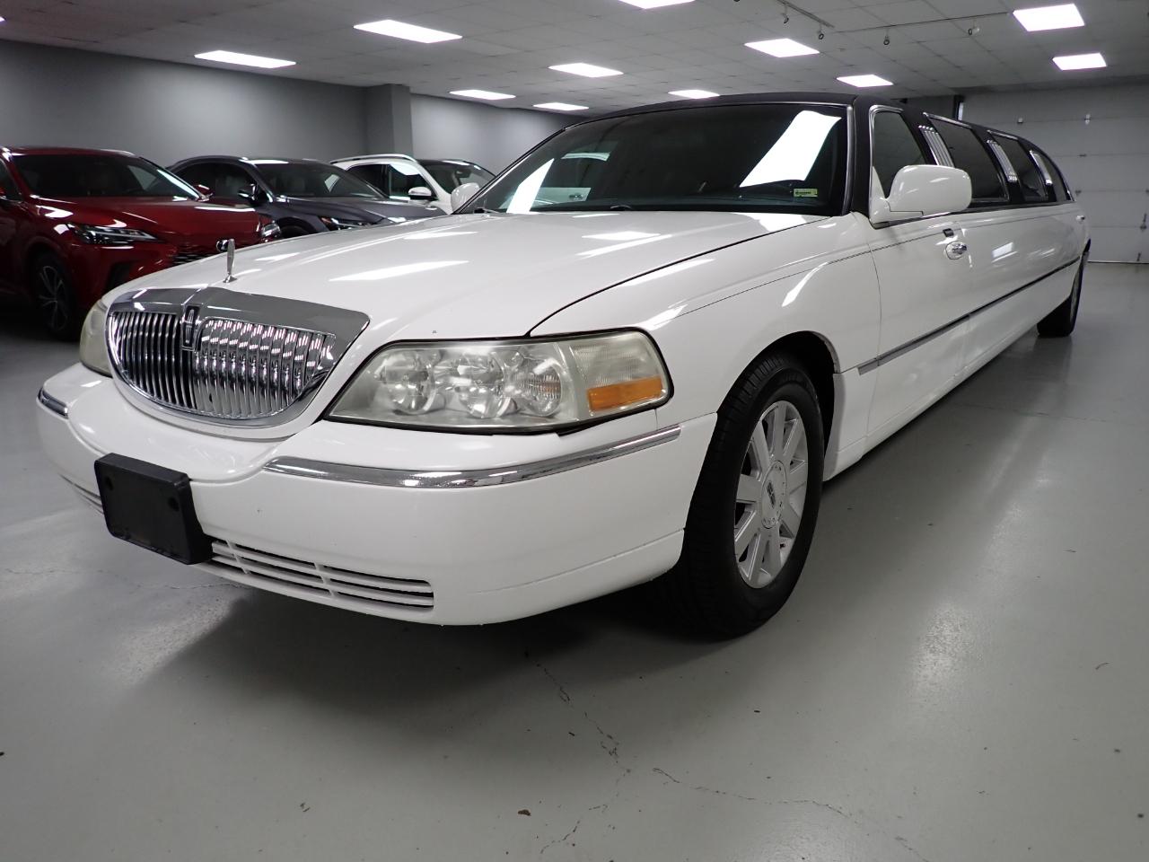 Lincoln Town Car Limousine 2004