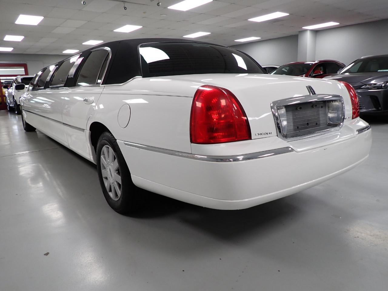 Lincoln Town Car Limousine 2004
