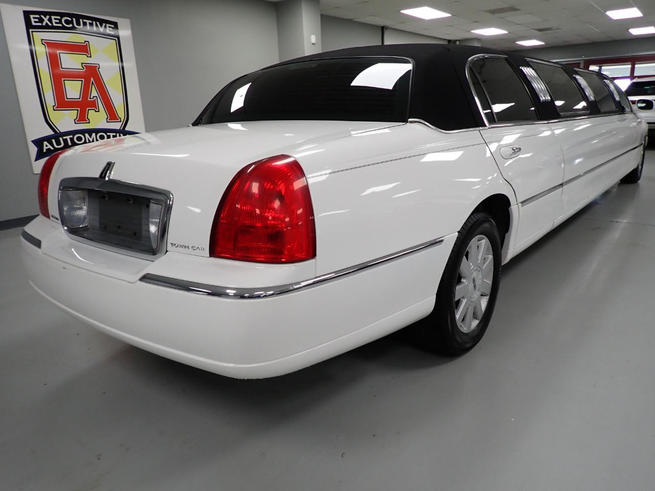 Lincoln Town Car Limousine 2004