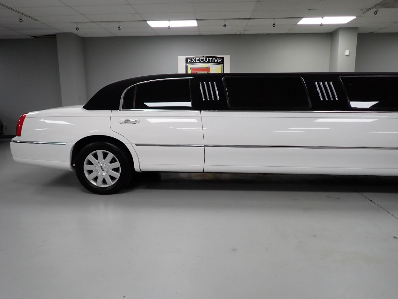 Lincoln Town Car Limousine 2004