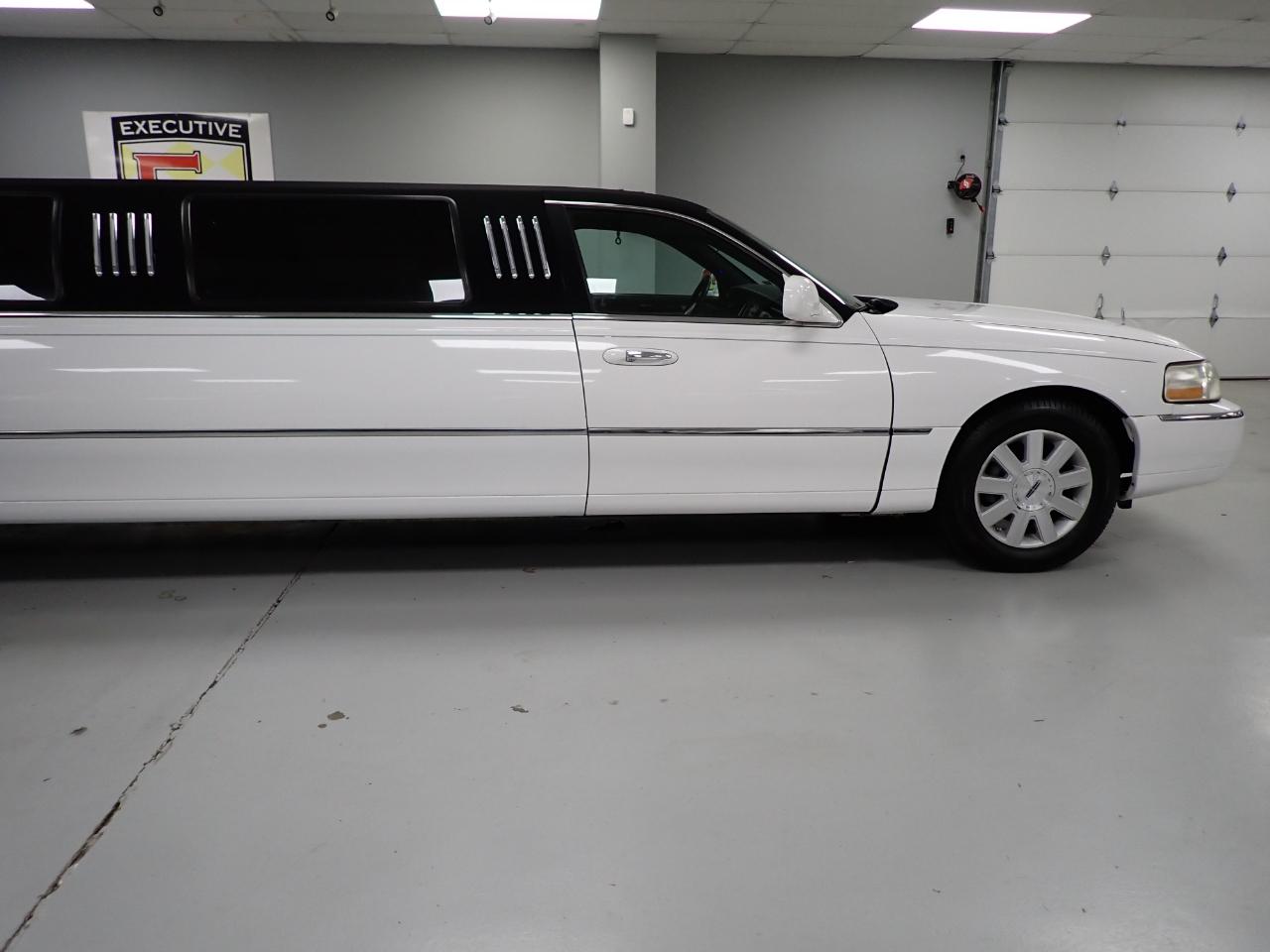 Lincoln Town Car Limousine 2004