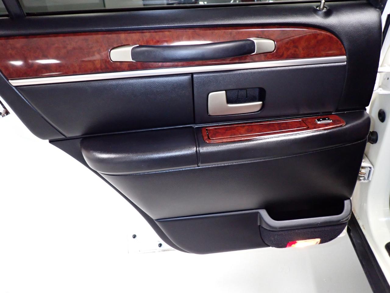 Lincoln Town Car Limousine 2004
