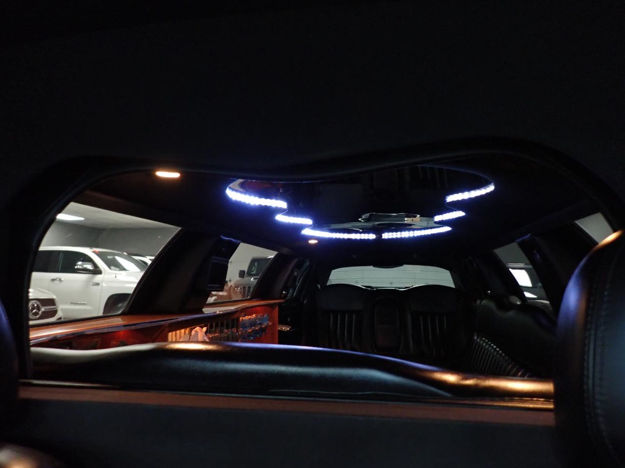 Lincoln Town Car Limousine 2004