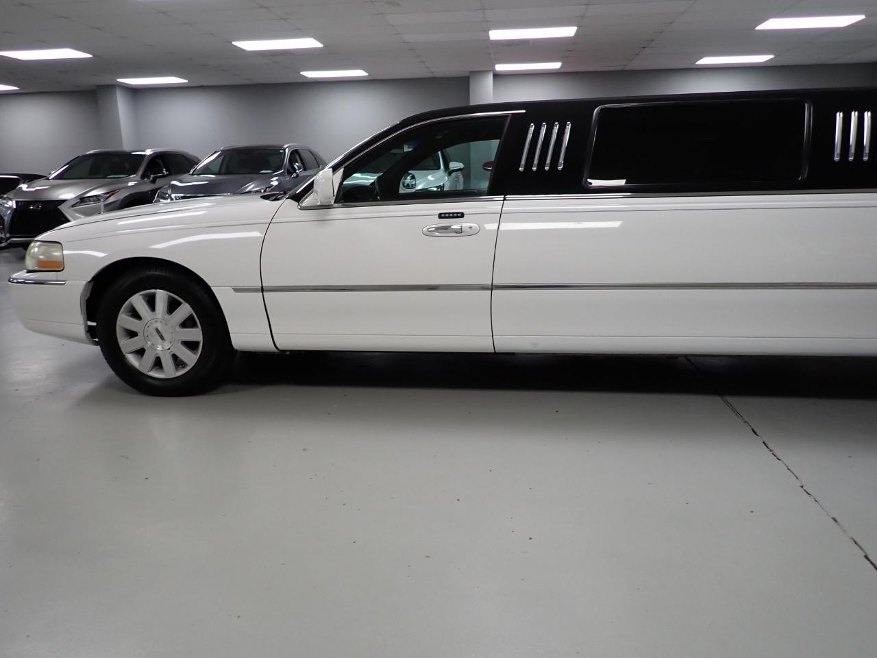 Lincoln Town Car Limousine 2004