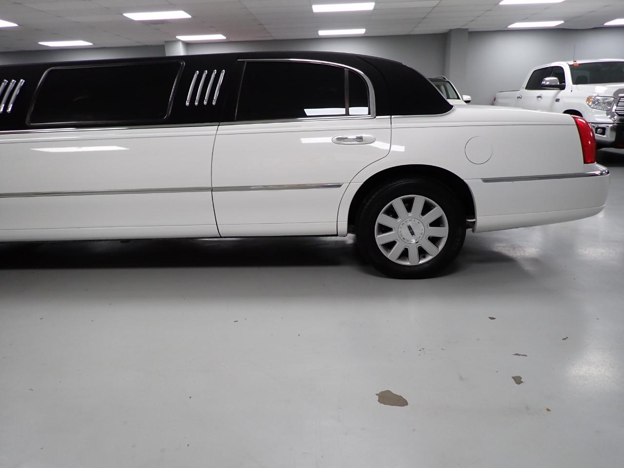 Lincoln Town Car Limousine 2004