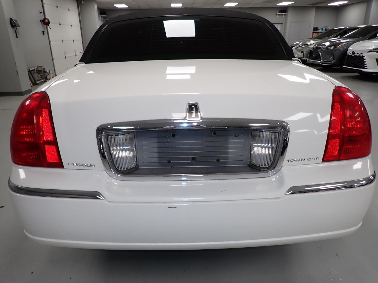 Lincoln Town Car Limousine 2004