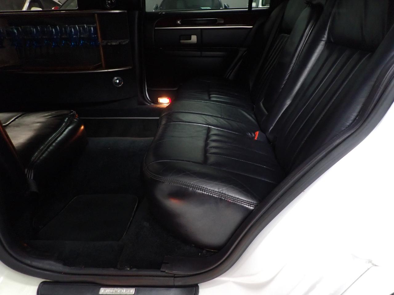 Lincoln Town Car Limousine 2004
