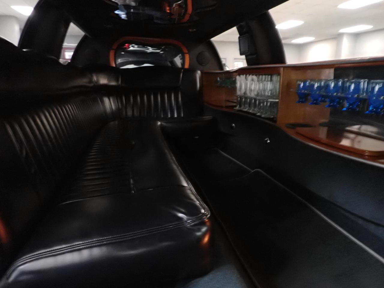 Lincoln Town Car Limousine 2004
