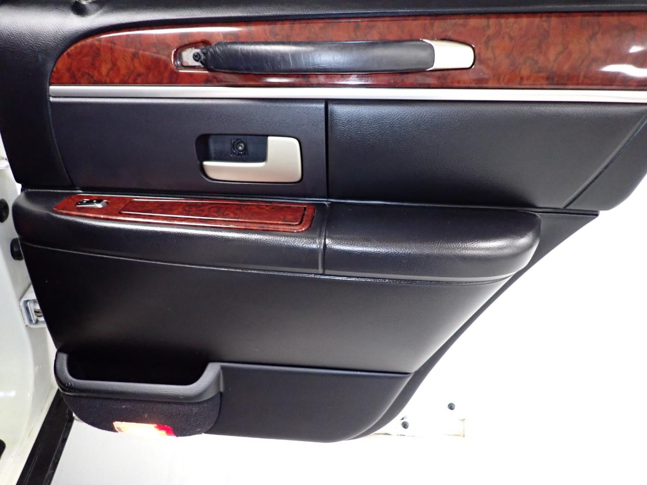 Lincoln Town Car Limousine 2004
