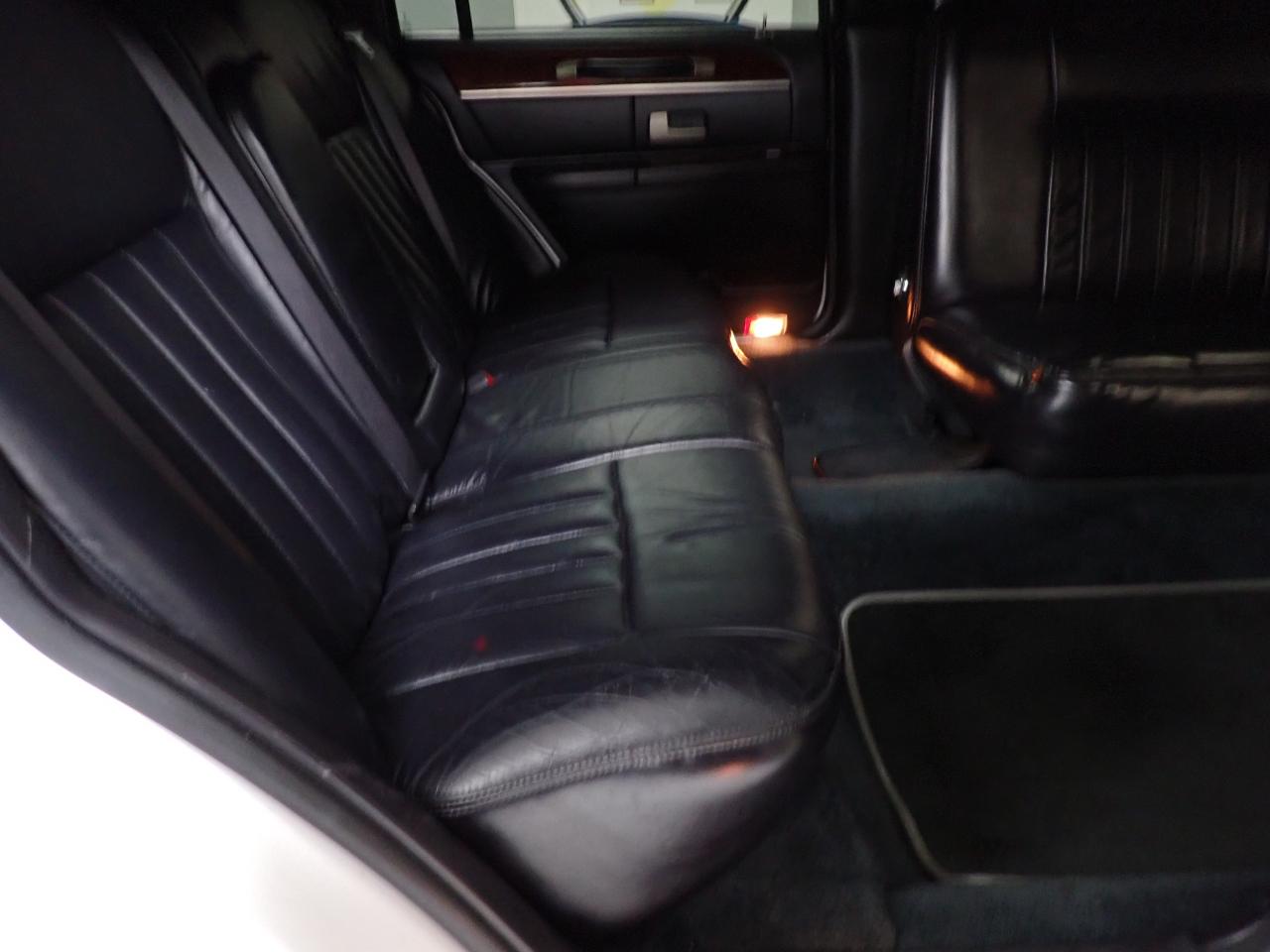 Lincoln Town Car Limousine 2004
