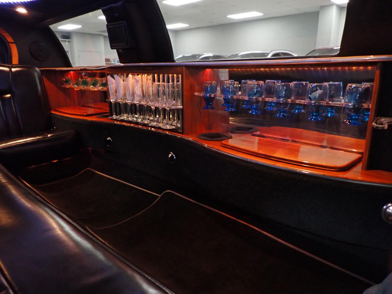 Lincoln Town Car Limousine 2004
