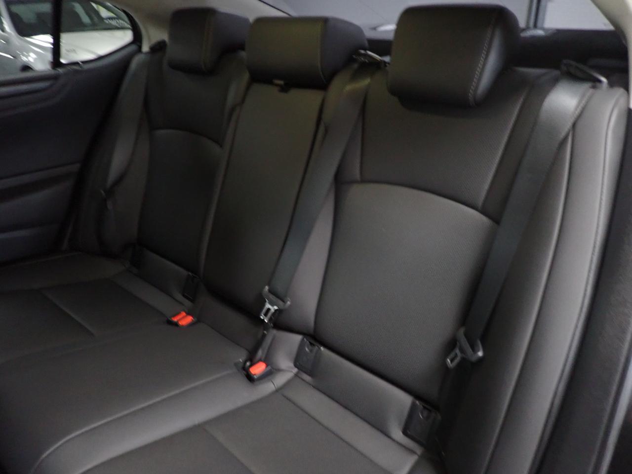 Lexus ES 300h 2024