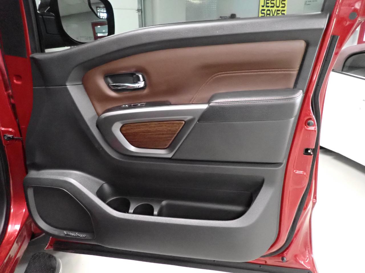 Nissan Titan PRO-4X Crew Cab 4WD 2018