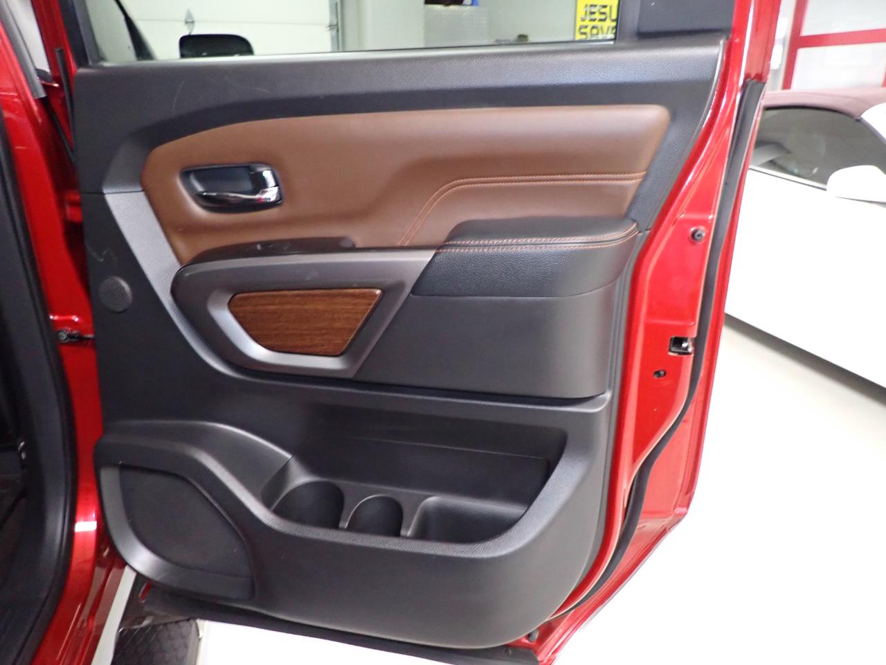 Nissan Titan PRO-4X Crew Cab 4WD 2018