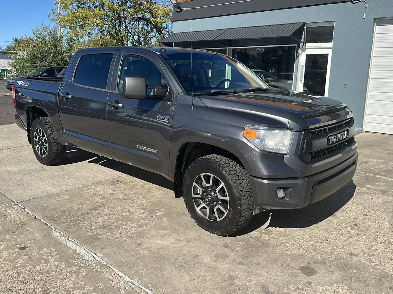 Toyota Tundra Limited 5.7L FFV CrewMax 4WD 2017