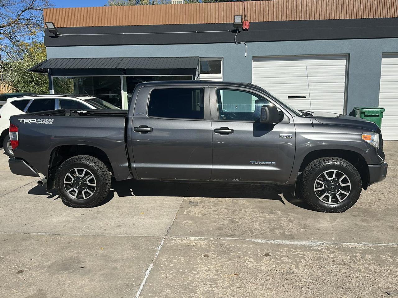 Toyota Tundra Limited 5.7L FFV CrewMax 4WD 2017