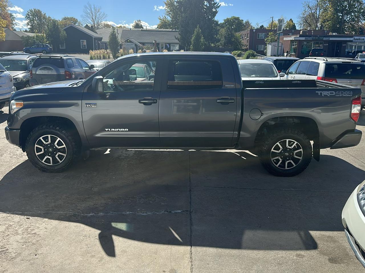 Toyota Tundra Limited 5.7L FFV CrewMax 4WD 2017