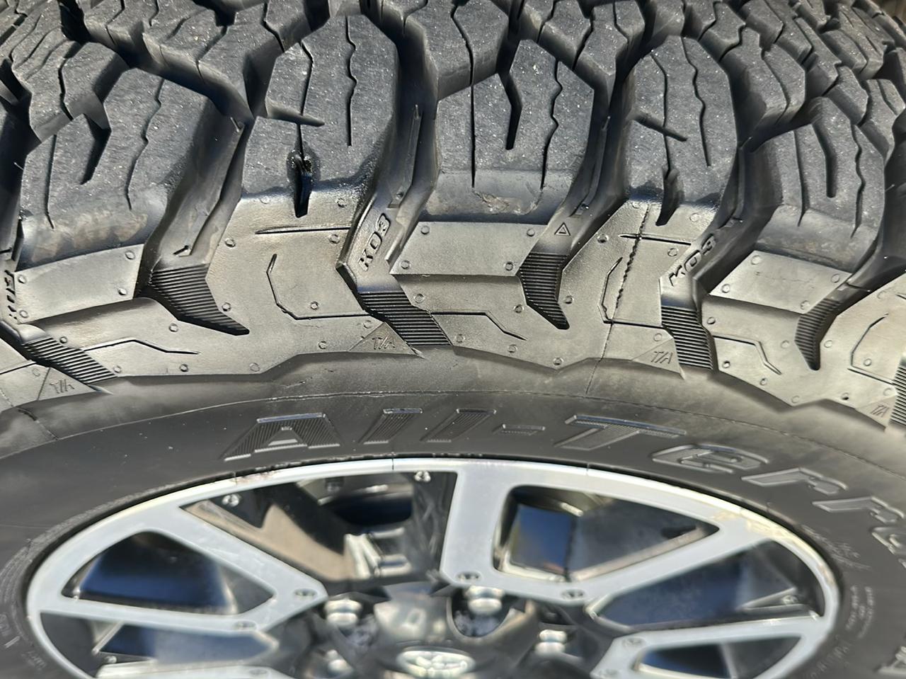 Toyota Tundra Limited 5.7L FFV CrewMax 4WD 2017