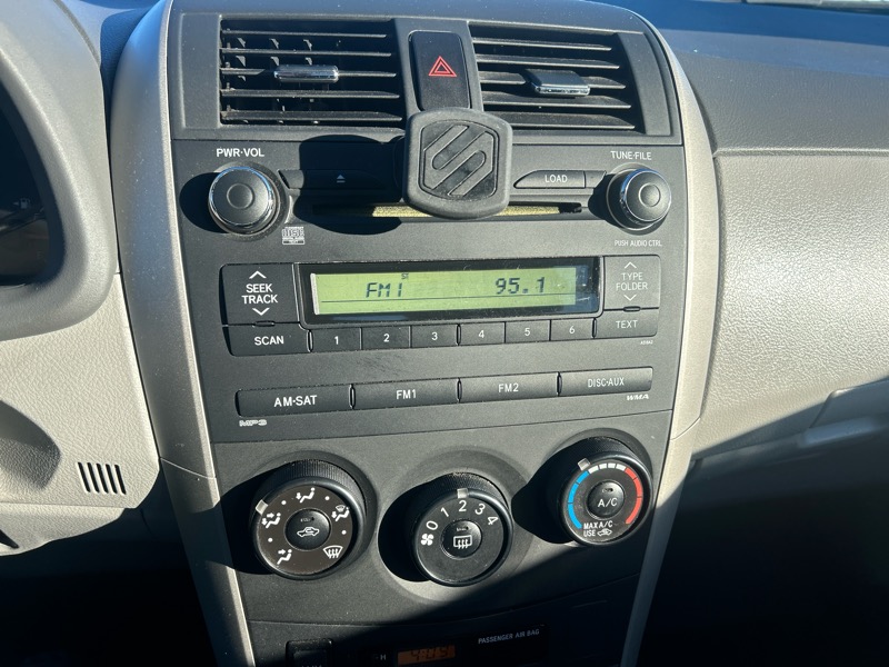 Toyota Corolla 4dr Sdn LE Auto 2010