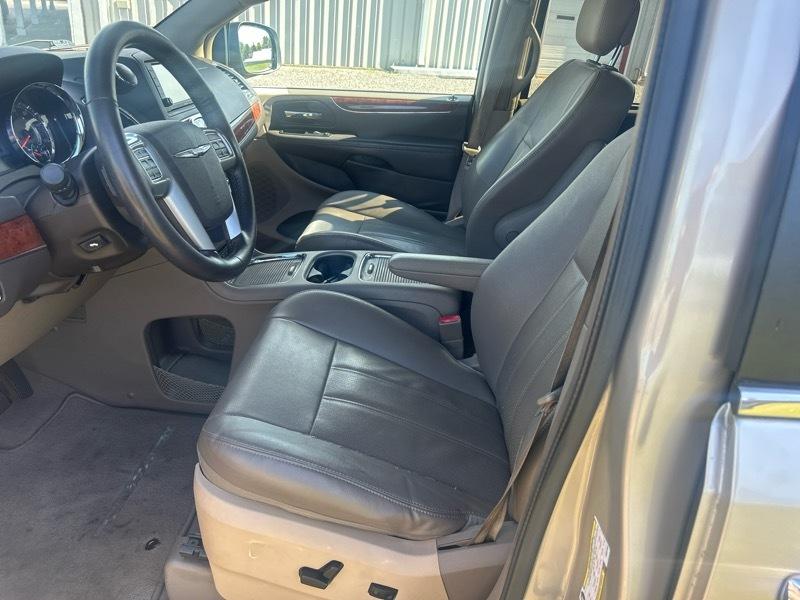 Chrysler Town & Country Touring-L 2012